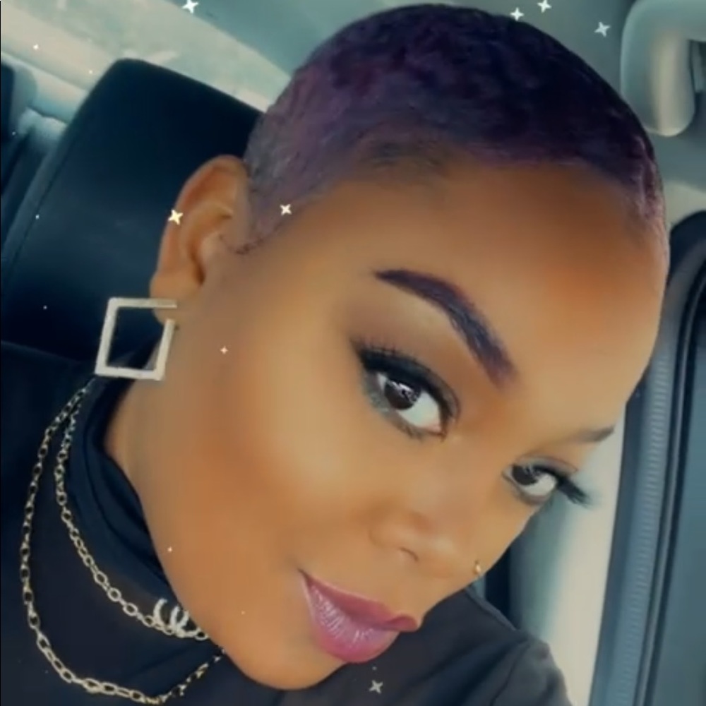 Meet your Posher, Kiona